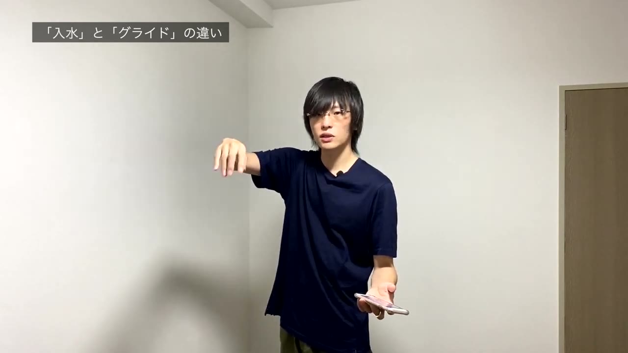 クロールの入水で手が水面に着水する瞬間のデモンストレーション