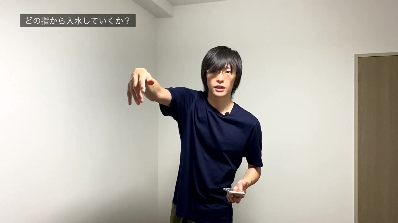 クロールで中指から入水する手の形のデモンストレーション