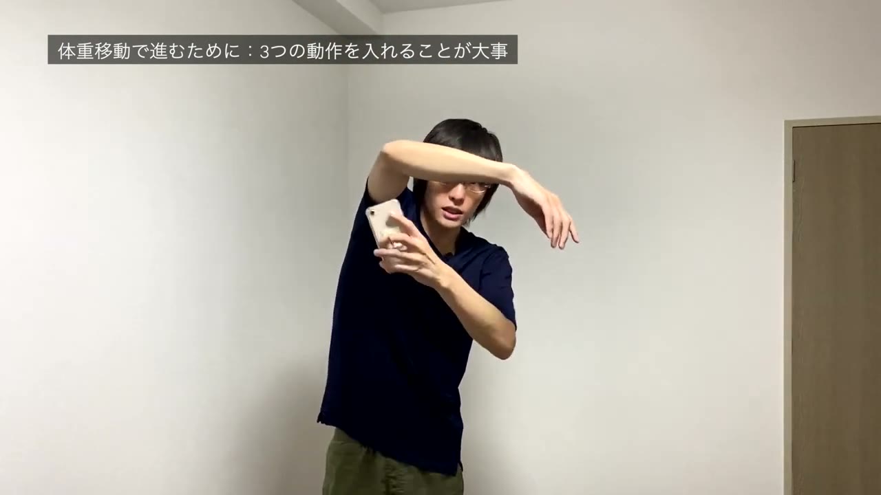 入水からグライドで肘が落ちる動きを陸上でデモンストレーションする様子