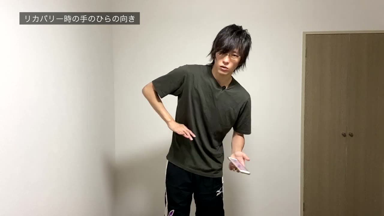 クロールのフィニッシュからリカバリーへ移るときの自然な手のひらの向き