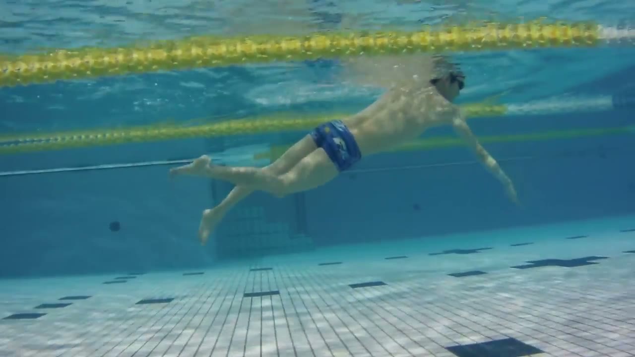 クロールで足が沈んでいる泳ぎを横から見た水中映像