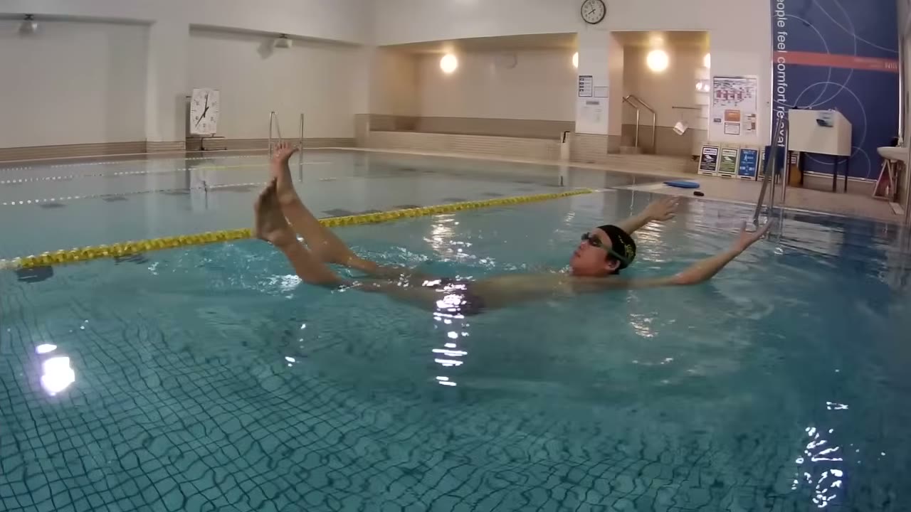 浮こうとして頭や足を水面に上げ、体が沈みかけているNG例