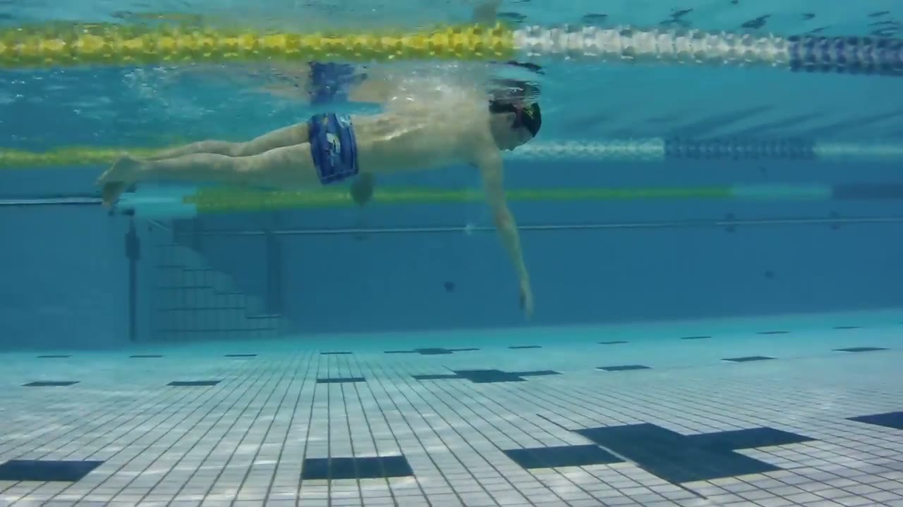手を下へ差し込む一点入水で、体がフラットになり足が浮いたクロール