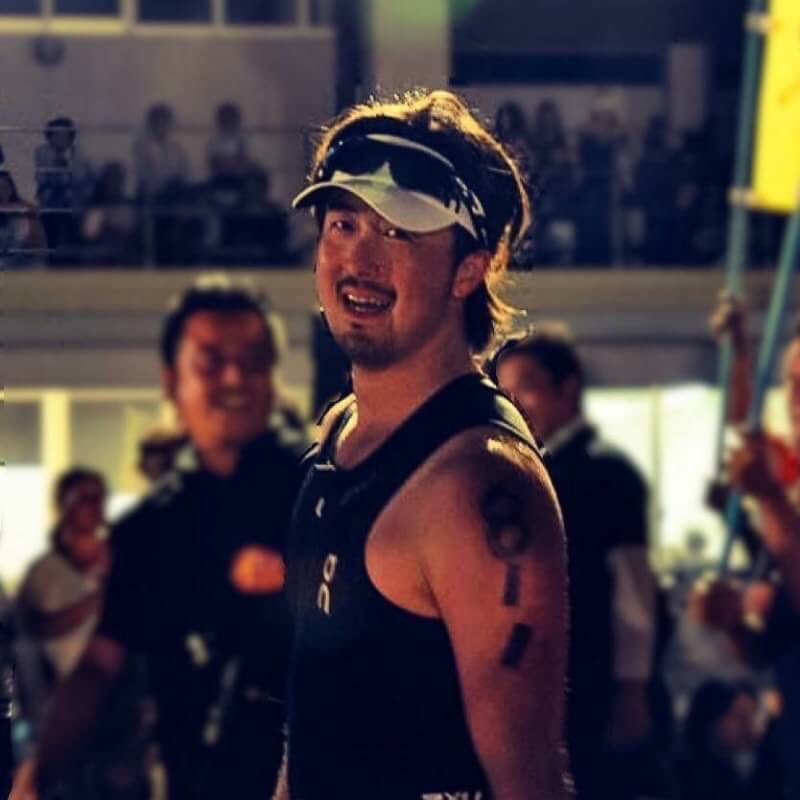 レース会場で笑顔の駒田博紀さん