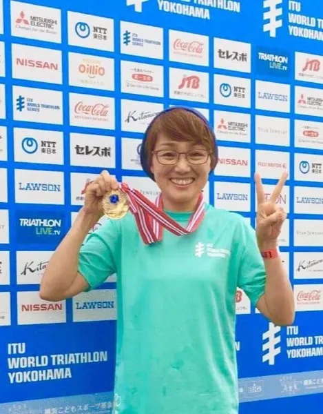 大会でメダルを手にする西尾園子さん